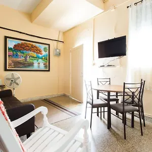 Comfortable And Affordable Close To And Rainforest Apartment