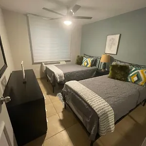 3 Bedroom Apt. Close To Main Beaches/ Attractions Apartment